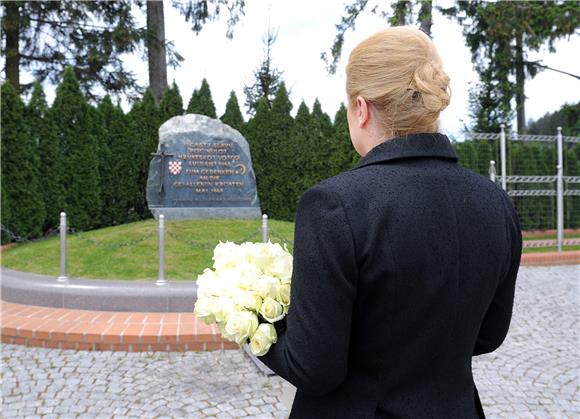 Grabar-Kitarović položila vijence na Bleiburgu, u Macelju i Teznom