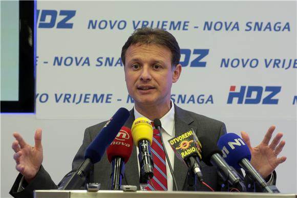 Konferencija HDZ-a na temu ''Nazovi partijskog druga radi posla''