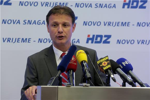 Konferencija HDZ-a na temu ''Nazovi partijskog druga radi posla''