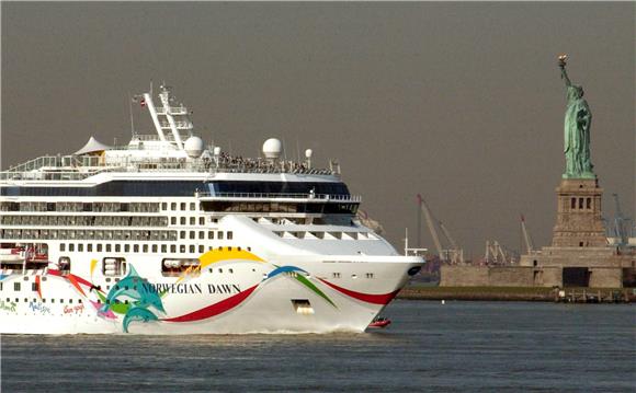 FILE USA BERMUDA CRUISE SHIP STRANDED