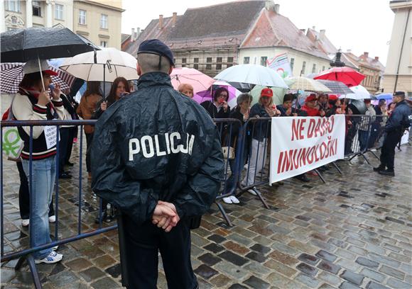 Prosvjed radnika Imunološkog zavoda pred zgradom Vlade