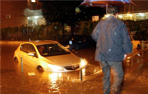 Obilna kiša tijekom noći poplavila i blokirala Novi Sad