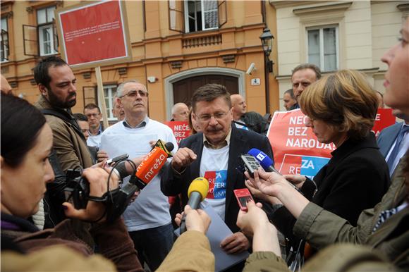 Građanska inicijativa ''Za referendum!'' održala je tiskovnu konferenciju ispred Ustavnog suda