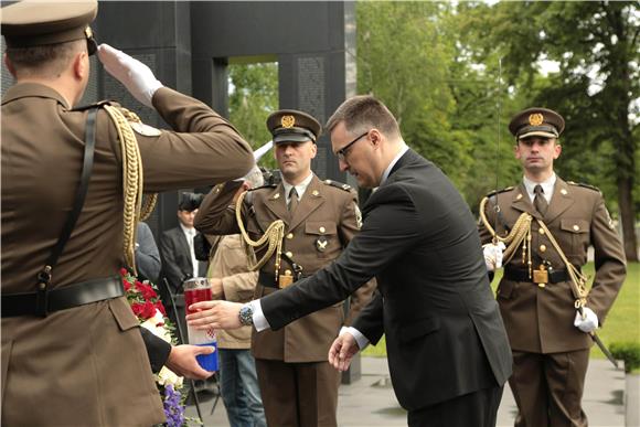 Polaganje vijenaca na Mirogoju u povodu Dana OSRH i Dana HkV