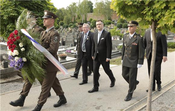 Polaganje vijenaca na Mirogoju u povodu Dana OSRH i Dana HkV