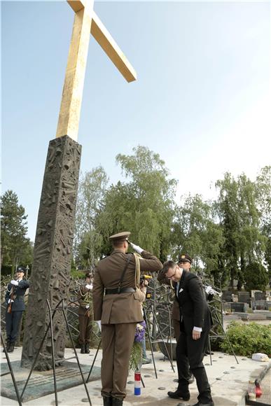 Polaganje vijenaca na Mirogoju u povodu Dana OSRH i Dana HkV