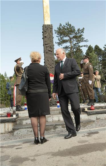 Polaganje vijenaca na Mirogoju u povodu Dana OSRH i Dana HkV