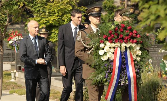 Predstavnici državnog i vojnog vrha položili vijence na Mirogoju u povodu Dana OS RH