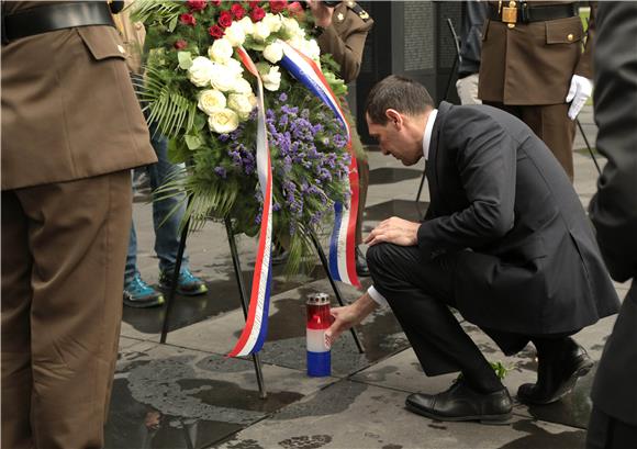 Polaganje vijenaca na Mirogoju u povodu Dana OSRH i Dana HkV