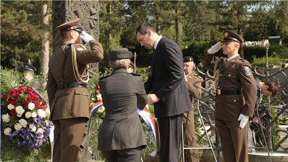 Polaganje vijenaca na Mirogoju u povodu Dana OSRH i Dana HkV