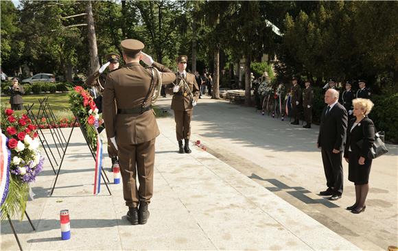 Polaganje vijenaca na Mirogoju u povodu Dana OSRH i Dana HkV