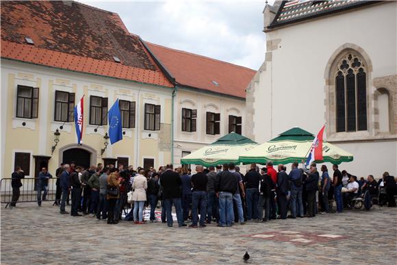 Branitelji čekaju Milanovića pod suncobranima na Markovu trgu