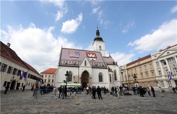 Branitelji čekaju Milanovića pod suncobranima na Markovu trgu 