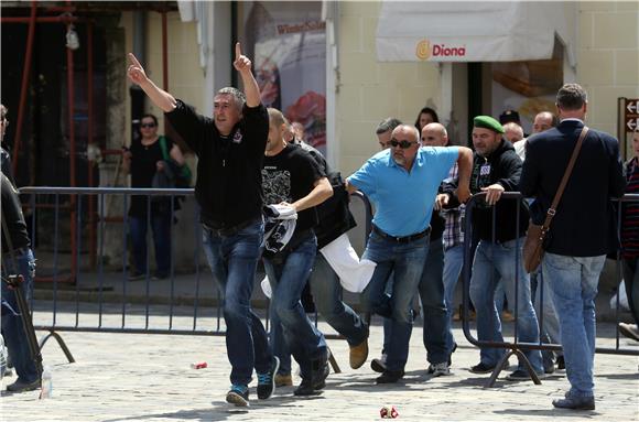 Branitelji probili policijsku barikadu na Gornjem gradu