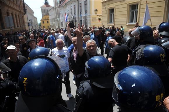 MARKOV TRG Dio prosvjednika probio kordon i dotrčao do crkve sv. Marka