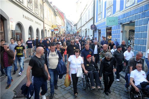 MARKOV TRG - branitelji se u koloni vraćaju u šator u Savskoj 