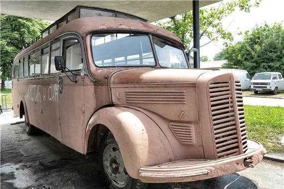 Jadran film restaurira legendarni autobus iz filma ''Ko to tamo peva''