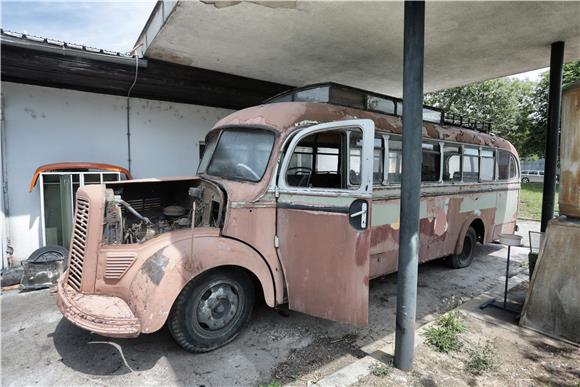 Jadran film restaurira legendarni autobus iz filma ''Ko to tamo peva''