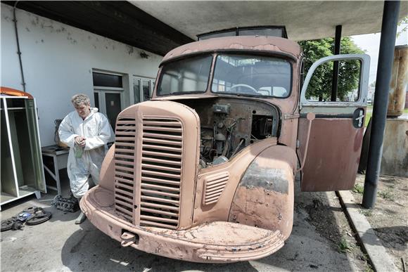 Jadran film restaurira legendarni autobus iz filma ''Ko to tamo peva''