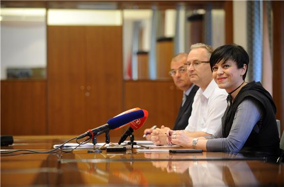 Zastupnica Mirela Holy održala je tiskovnu konferenciju na temu 'Pružne građevine i korištenje sredstava iz EU fondova - mogućnosti'