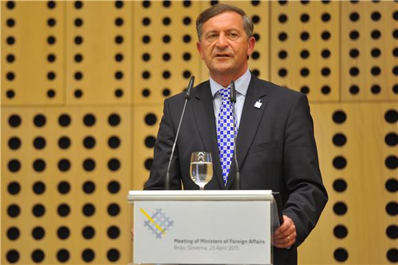 Erjavec kaže da je Slovenija u OECD-u, a Hrvatska nije