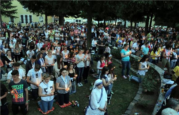 Stotine mladih bdijelo u Sarajevu uoči dolaska pape Franje