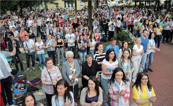 Stotine mladih bdijelo u Sarajevu uoči dolaska pape Franje 