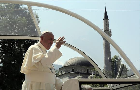 Papa Franjo na putu prema stadionu Koševo  