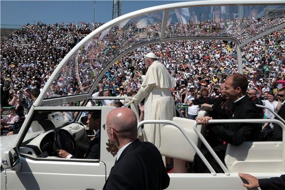 PAPA U BIH Papa Franjo započeo misu na stadionu Koševo 