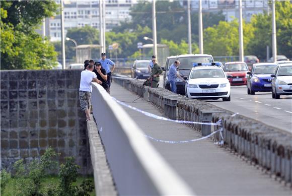 Zagreb: muškarac prijeti skokom u Savu s Mosta mladosti