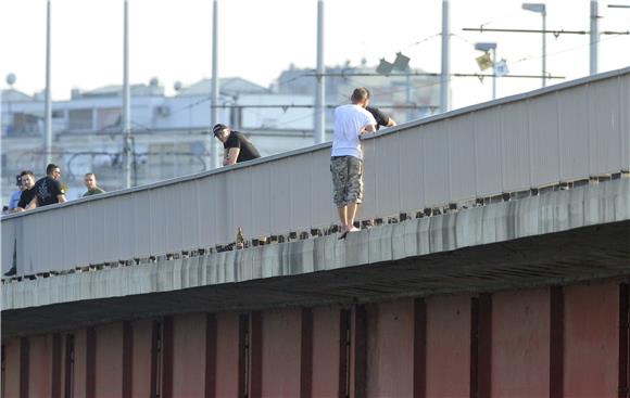 Zagreb: muškarac prijeti skokom u Savu s Mosta mladosti 