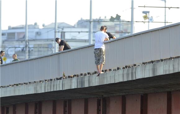 Zagreb: muškarac prijeti skokom u Savu s Mosta mladosti 