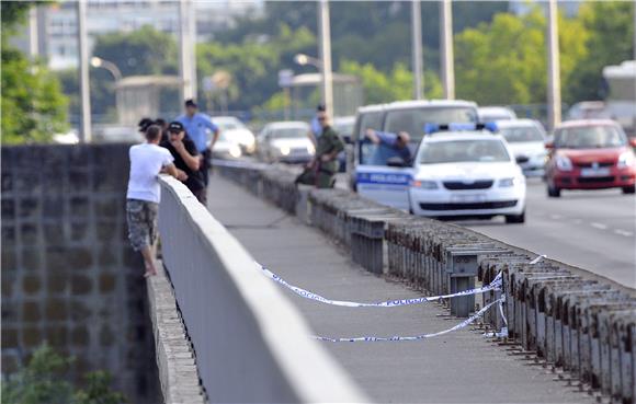 Zagreb: muškarac prijeti skokom u Savu s Mosta mladosti 