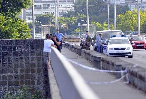 Zagreb: muškarac prijeti skokom u Savu s Mosta mladosti 