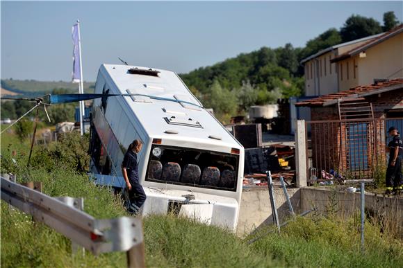 Prevrnuo se autobus kod Beograda, jedna osoba poginula, 62 ozlijeđene