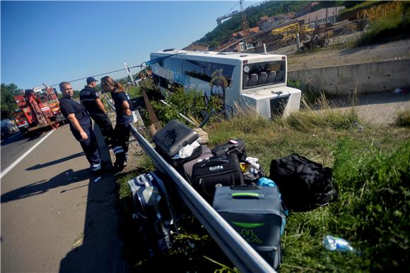 Prevrnuo se autobus kod Beograda, jedna osoba poginula, 62 ozlijeđene 