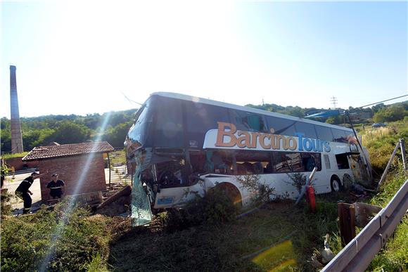 Prevrnuo se autobus kod Beograda, jedna osoba poginula, 62 ozlijeđene 