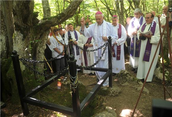 Spomen–pohod na mjesto masovne grobnice, jamu Jazovku