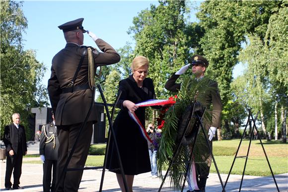 Predsjednica Grabar-Kitarović i Josip Leko položili vijence na Mirogoju