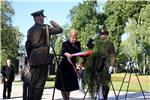 Kolinda Grabar-Kitarović položila vijence i zapalila svijeće na Mirogoju