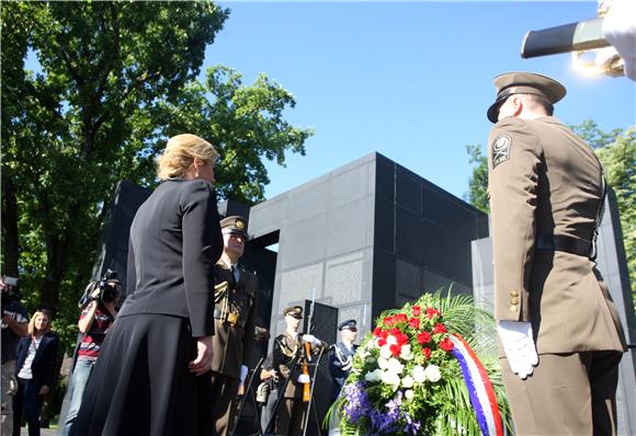 Kolinda Grabar-Kitarović položila vijence i zapalila svijeće na Mirogoju