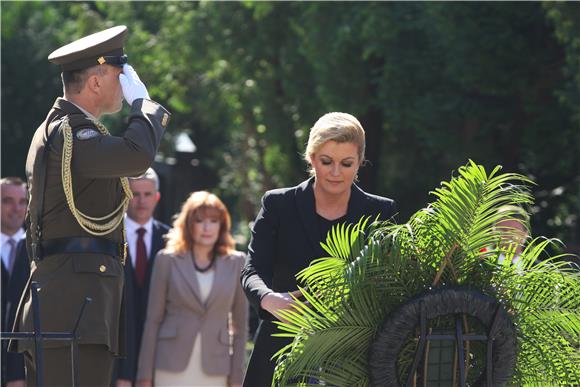 Kolinda Grabar-Kitarović položila vijence i zapalila svijeće na Mirogoju