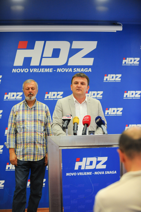 Splitski HDZ- kukasti križ na Poljudu provokacija