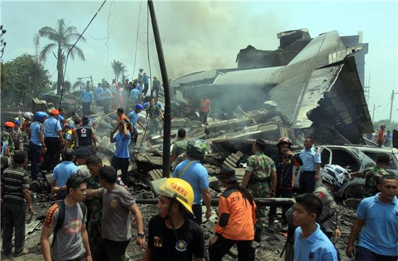 U padu vojnog zrakoplova u Indoneziji zasad 142 mrtvih