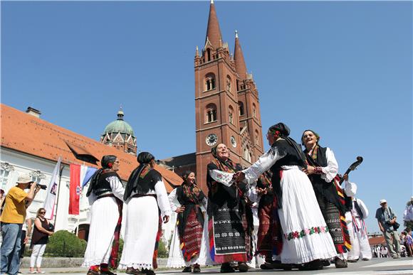 Svečana povorka sudionika 49. Đakovačkih vezova 