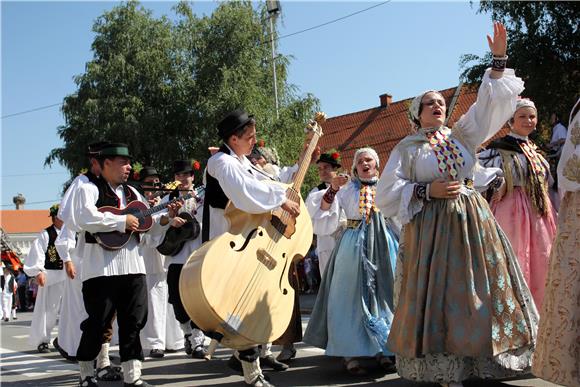 Svečana povorka sudionika 49. Đakovačkih vezova 