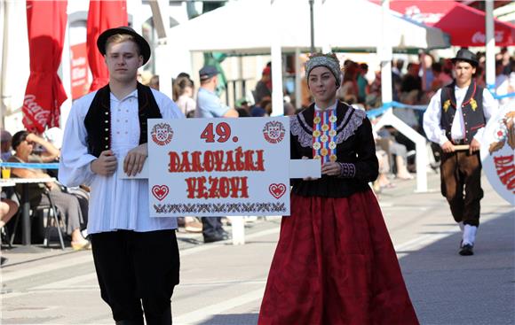 Svečana povorka sudionika 49. Đakovačkih vezova 