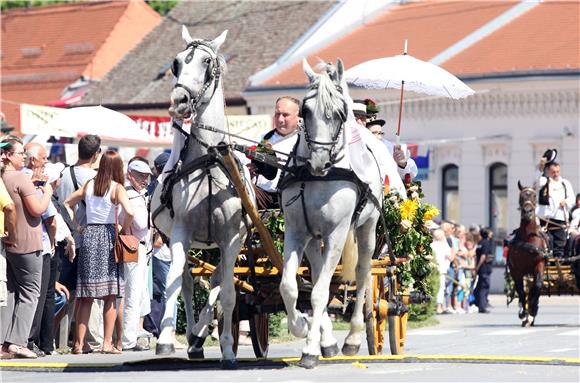 Svečana povorka sudionika 49. Đakovačkih vezova 