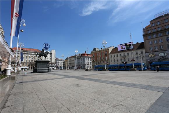 Trg bana Jelačića u vruće nedjeljno poslijepodne 'zjapi' prazan