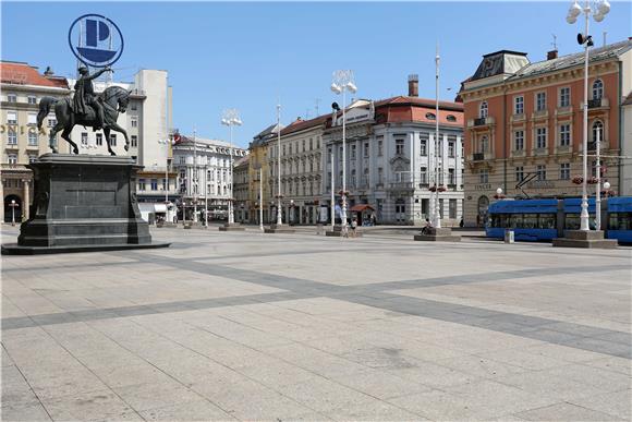 Trg bana Jelačića u vruće nedjeljno poslijepodne 'zjapi' prazan